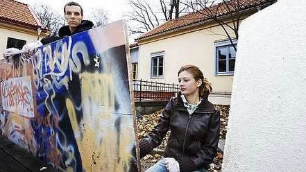 Graffiti på Genomfarten. Per Jernlund och Sofia Knutsson målar stora skivor med kalkfärg "för att få den autentiska känslan".