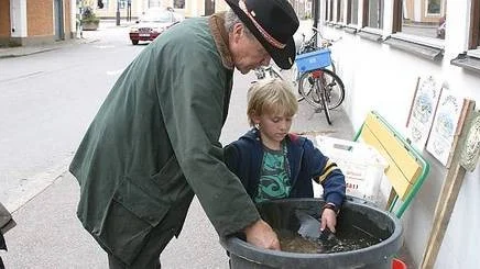 Åke Sikavaara, guldvaskare, undervisar Hampus Clausson hur man letar guld.
