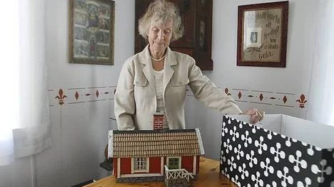 Barbro Persson berättade om sina barndomsminnen från Tegelsmora och skänkte en miniatyrkopia av ett av traktens torp till hembygdsföreningen.