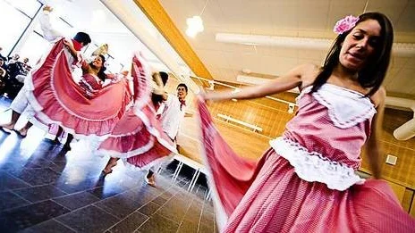 I Stenhagens nya bildnings- och kulturcentrum hade dansare från föreningen Bolivia-Chasqui uppvisning.