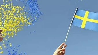 Flaggandet bredde ut sig under 1800-talets andra hälft i Sverige, berättar Leif Törnquist i sin utförliga bok om svenska flaggan.