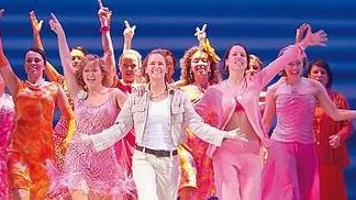 DRÖMSCEN. Andra akten av Mamma Mia! inleds med att Sophie Sheridan, här spelad av Haley Flaherty, har en mardröm till tonerna av Abbas allra sista singel Under Attack. Mamma Mia! är en påkostad musikal och en pålitlig kassako.