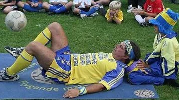 Tomas Lundman satte nytt världsrekord i liggande fotbollsjonglering på Björnvallens idrottsplats i Alunda. Här får han hjälp av Albert Eldh Wahlstrand.