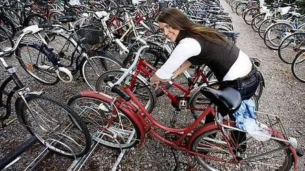 Malin Åberg från Uppsala är tveksam till att hyra en parkeringsplats i cykelgaraget.- Inte på grund av priset, men jag har alltid så bråttom till tåget. Men om man har en bestämd plats skulle jag kanske använda det. På vintern skulle det säkert vara bra.