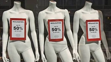 Juni månad var usel för klädhandeln i Uppsala. Nu försöker butikerna göra sig av med sommarkollektionerna snabbt och dumpar priserna.