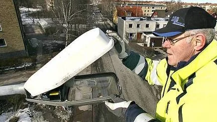 Sivert Ljungberg byter lampor i gatubelysningen i Luthagen.