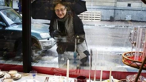 Merete Bonthron kollar in utbudet i skyltfönstret.