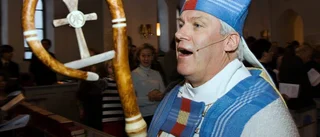 Då lägger han ned biskopsstaven