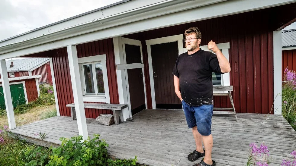 Mats Lindelöf framför den igenbommade bastun. "Det blir bråk och kiv och det skrivs listor där uppe och listorna slits ned och försvinner. Så nu har det slutat med att vi måste bygga en helt egen privat bastu igen", säger Mats Lindelöf.