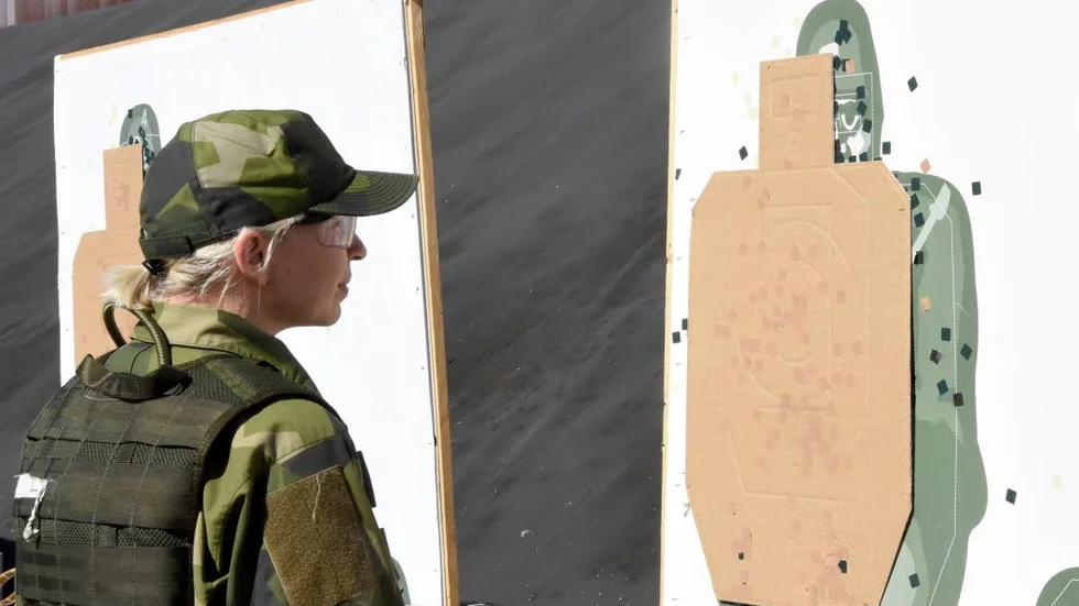 Moa Lygren, Kalix, kollar närmare på måltavlan i skytte.