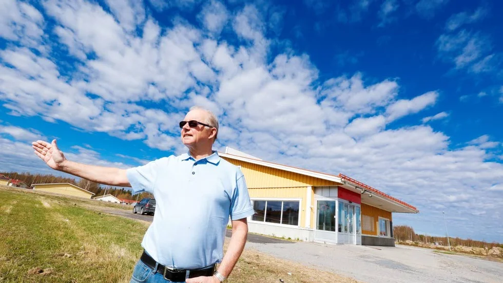 Stora planer. Alf Rasmussen, delägare Nova Visningspark, på marken som ska asfalteras utanför huset. " Vi kommer sedan att lägga konstgräs på där vi ställer ut stugorna".