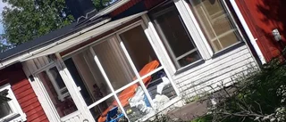 Därför förvarades bårarna ute