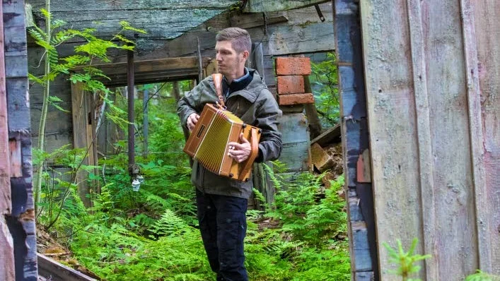 Den första helgen i juli utsågs musikläraren Daniel Nyström, 43, från Råneå till riksspelman. Han tog med NSD till spelmannen och smeden Johan ”Dal-Johan” Sundqvists gamla gårdsställe. Och vad passade bättre än att spela Dal-Johans vals just där.