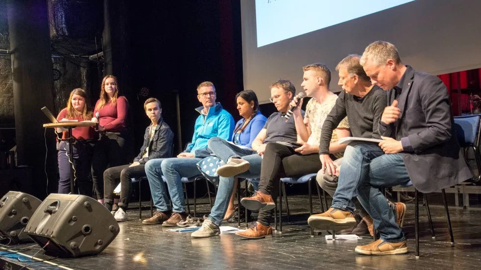 Sju politiker krävdes på svar om hur deras partier vill satsa på unga i riksdagen. I den andra debatten flyttades fokus till lokala frågor.