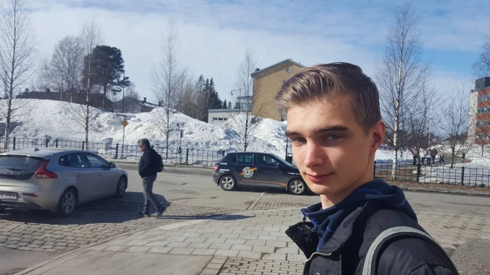 Viktor Nordström går på Kungsfågeln som ligger i närheten av korsningen. Enligt honom är det  många som bara går ut i vägen, trots att det inte finns ett övergångsställe.