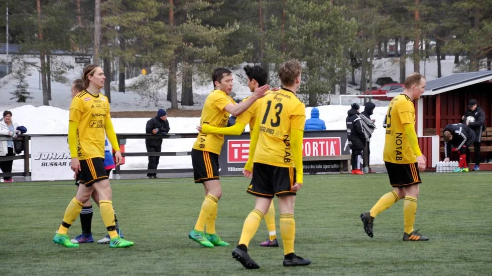 Notvikenspelarna gratulerade varandra efter den tunga segern.