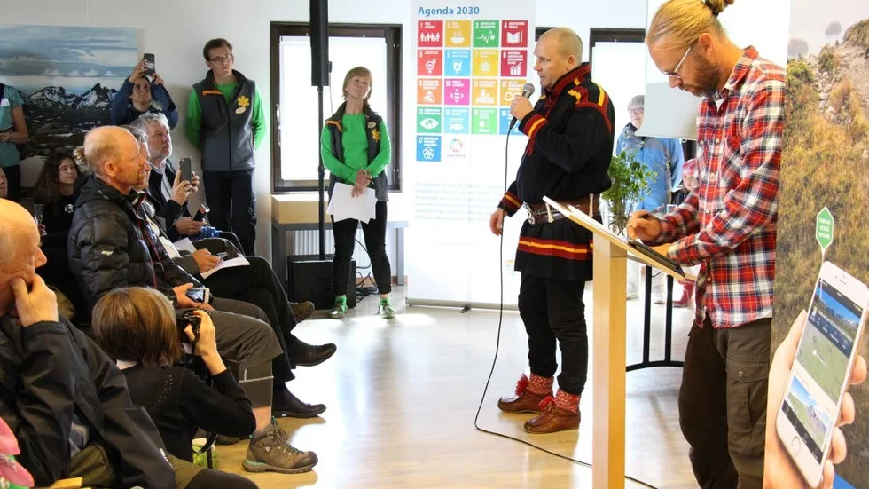 Lars-Ante Kuhmunen jojkade under invigningen av bland annat en ny digital vandringsapp. Digitaliseringsminister Peter Eriksson fanns på plats för att inviga appen.