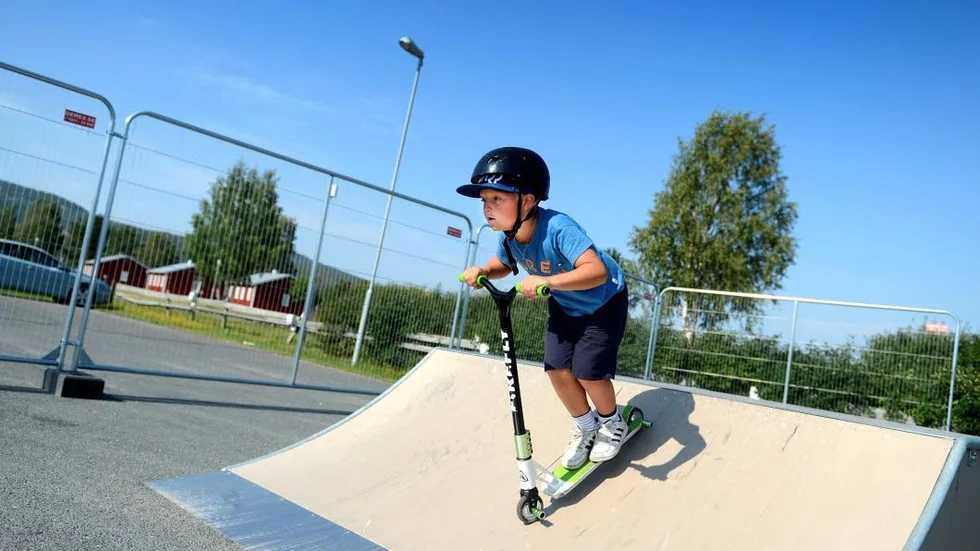 Sedan de äldre bröderna lämnade in medborgarförslaget om en aktivitetspark för mer än fyra år sedan har yngsta brodern Alfred Bengtsson, 6 år, också växt upp till en sparkcykelfantast.