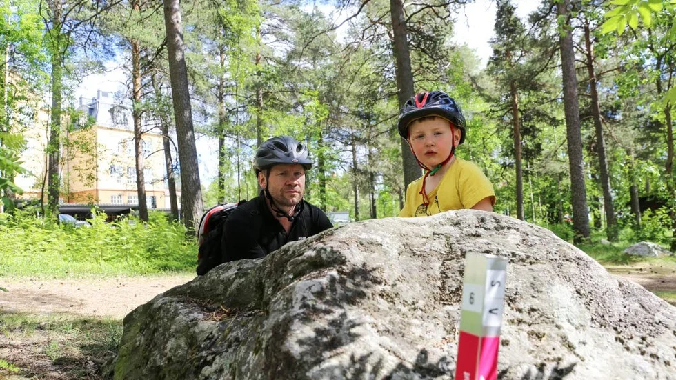 Samuel Niemi och Hugo Niemi, 5 år, är ute och hittar checkpoints. De har redan hittat 50 stycken.