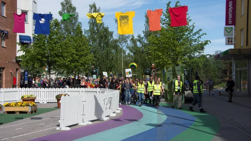 Paraden svänger in på Storgatan för att vandra tillbaka mot Stadsparken.