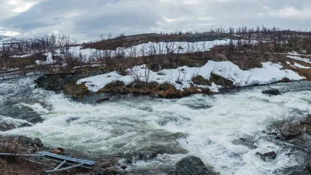 Báhktájohka (Paktajåkka) rinner under E10 strax söder om Riksgräsnen. Där flödar vattnet för fullt, men det är ingen extrem flod.Báhktájohka rinner under E10 strax söder om Riksgräsnen. Där flödar vattnet för fullt, men det är ingen extrem flod.