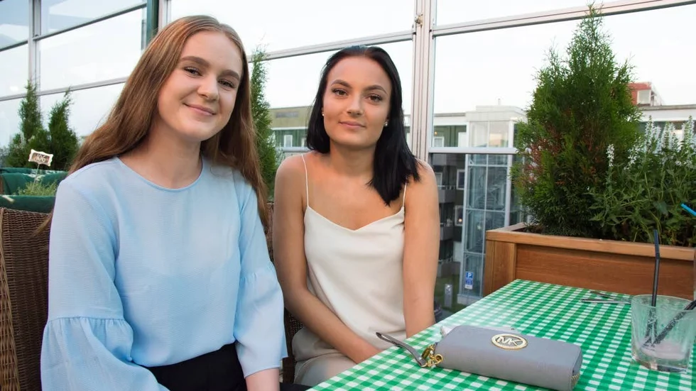 Takterass. Ida Lenoardson och Ebba Thiger trivs bra uppe på Oleary's nya takterass.