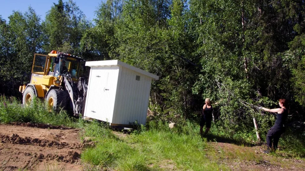 Under tisdagen sattes den nya redskapsbodan på plats. På bild Elisabeth Jonsson och Cora Karlsson.