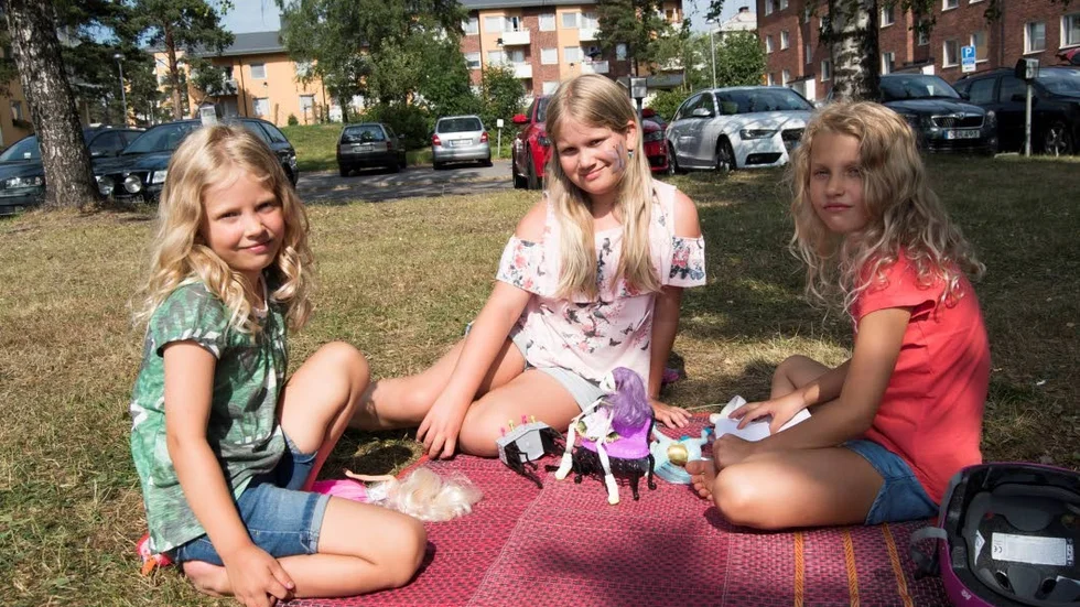 Systrarna Tuva Rova Hakkaus, 5 år (till vänster) och Enya Rova Hakkaus, 8 år, (till höger) deltog i "Vi älskar Örnäset"-dagen, liksom deras kusin Wilma Jatko, 8 (mitten).