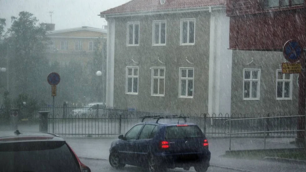 Regnfallet liknade mer en hagelskur när det drog in över staden.