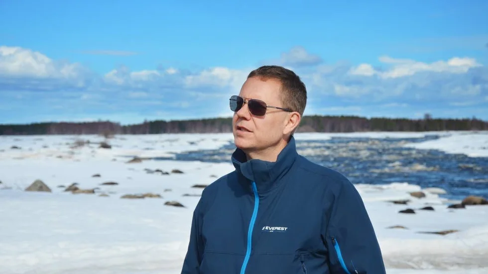 Martin Spolander från Kukkolaforsen står vid forsen där nya hotellet ska byggas.