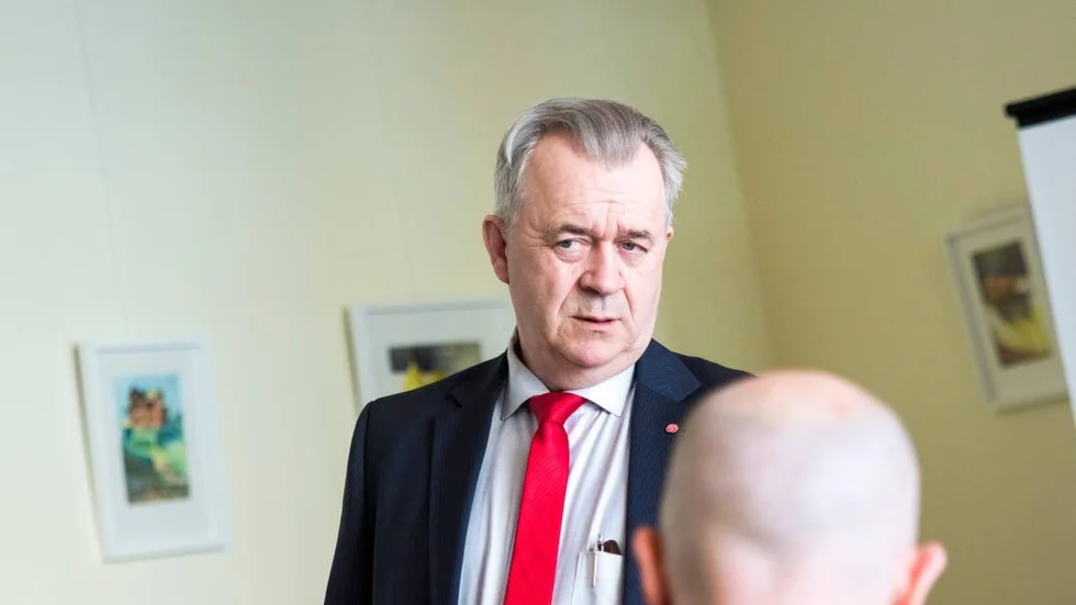Landsbygdsminister Sven-Erik Bucht betonar att laxen är helt avgörande för Tornedalens besöksnäring och yrkesfiske. Han har fullt förtroende för ansvariga myndigheters hanterande av frågan.