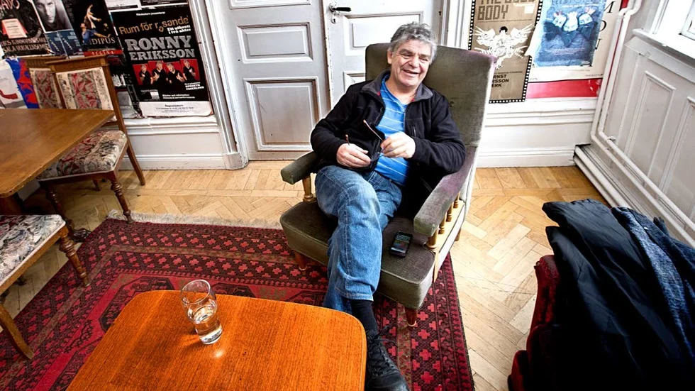 Firande teaterchef. Paul Kessel ställer till med galaföreställning nästa lördag på Reginateatern i Uppsala med anledning av att man firar ett decennium som kommunal gästspelsscen. väggarna i det lutande övre fikarummet är tapetserade med affischer med internationella gästspel och mer lokala förmågors föreställningar från alla möjliga genrer.