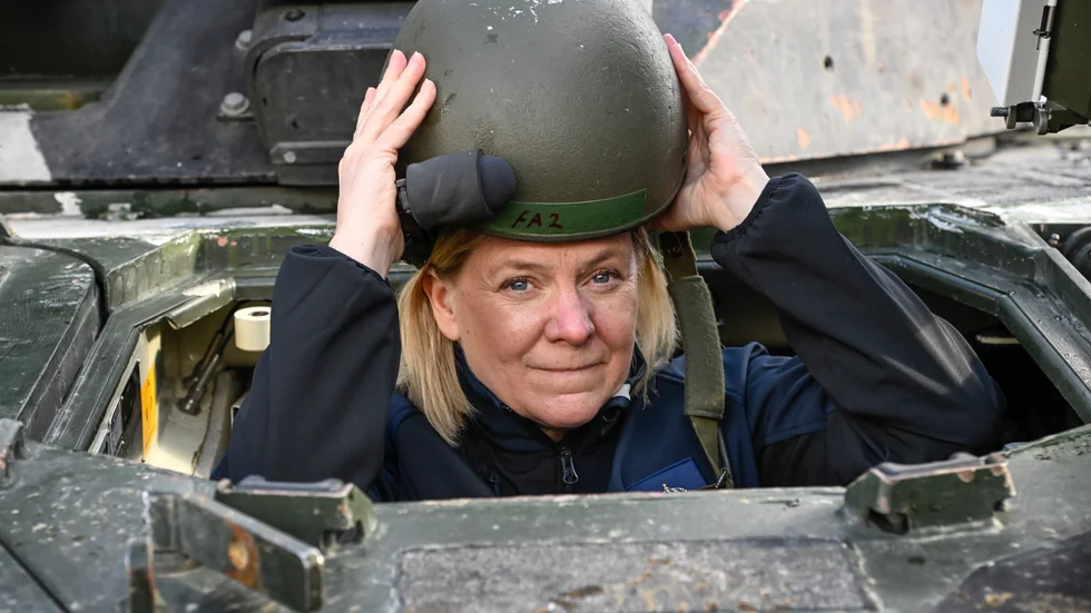 Statsminister Magdalena Andersson (S), i ett stridsfordon på en militärövning i Norge.