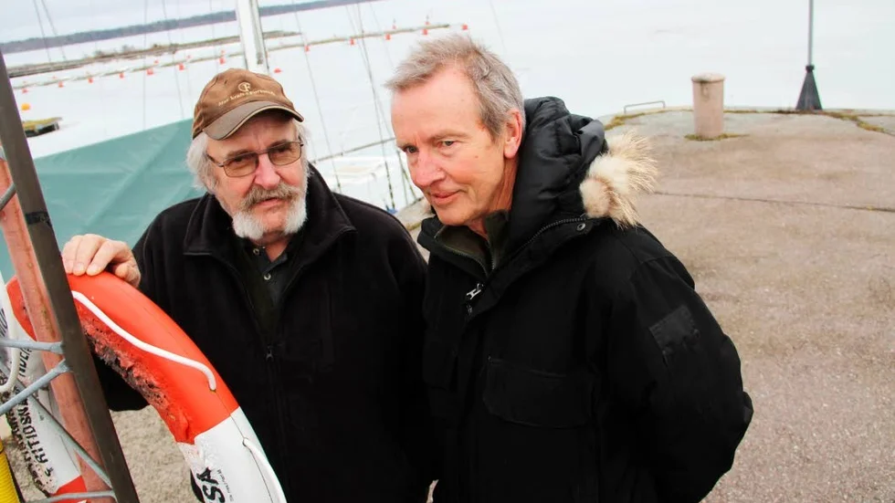 Skriver historia. Karl-Fredrik Ingemarsson (tv) och Tommy Sjölander på den gamla ångbåtsbryggan i Östhammar.