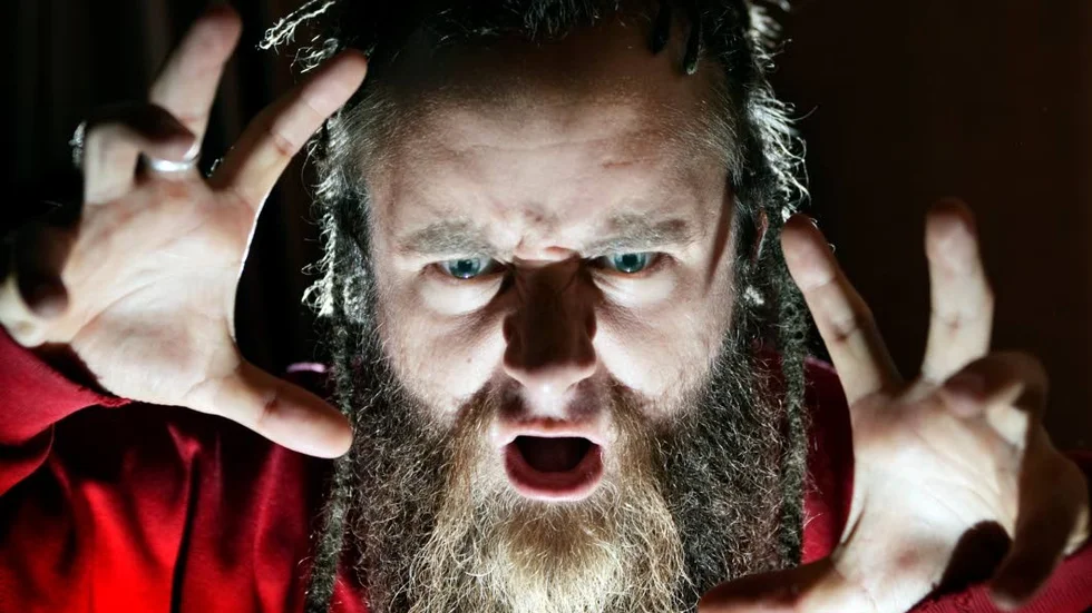 MC. Tävlingen leds av Henry "Kung Henry" Bowers som är kvällens Master of Cermonies.