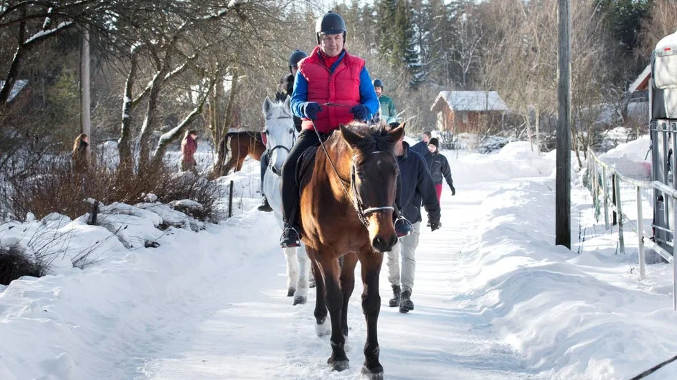Kaspar Sinabian leder gruppen av ungdomar längst den snötäckta skogsvägen.