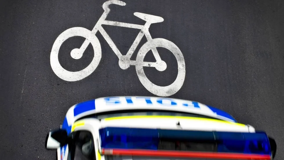 Cykelbana och polisbil.