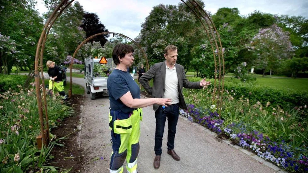 Gröna fingrar. Trädgårdsmästare Yvonne Moberg ska sätta nya blommor inför sommaren.