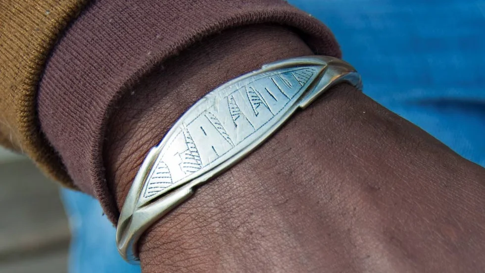 Armbandet från Senegal påminner om familjen.