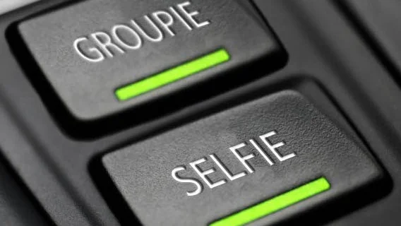 Via ett knapptryck kan man välja mellan selfie och groupie.