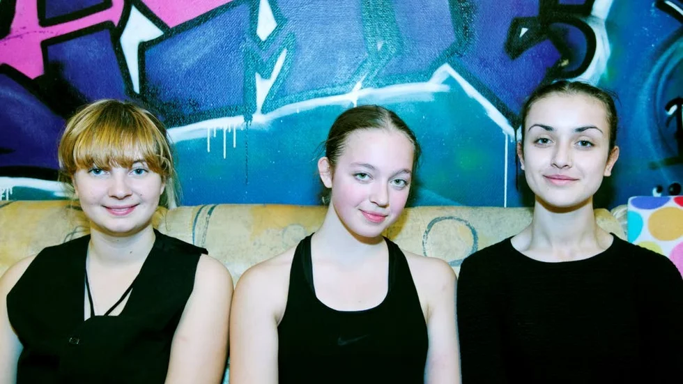 Emily Nilsson, Anna Månson och Nathalie Orstad är glada för sitt sommarjobb som dansare.
