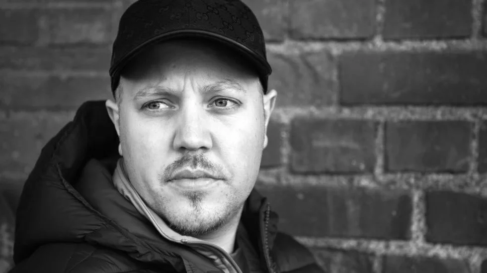 ”Det här livet är fucking skit. Det är katastrof och eftersom jag har så mycket ungar som romantiserar i sina egna hjärnor så vill man kunna visa vad som finns att vänta”, säger Sebastian Stakset, som nu ger ut sin självbiografi.