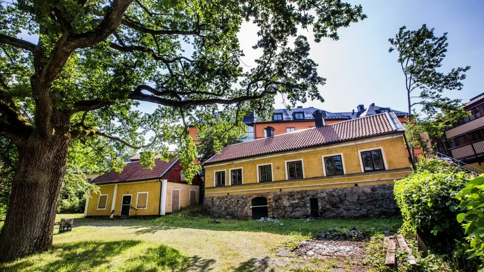 Fastighetsägaren backar från planerna om rivning av bostadshuset i Odinslund (t h på bilden) men står fast vid ansökan om rivningslov för brygghuset (t v).