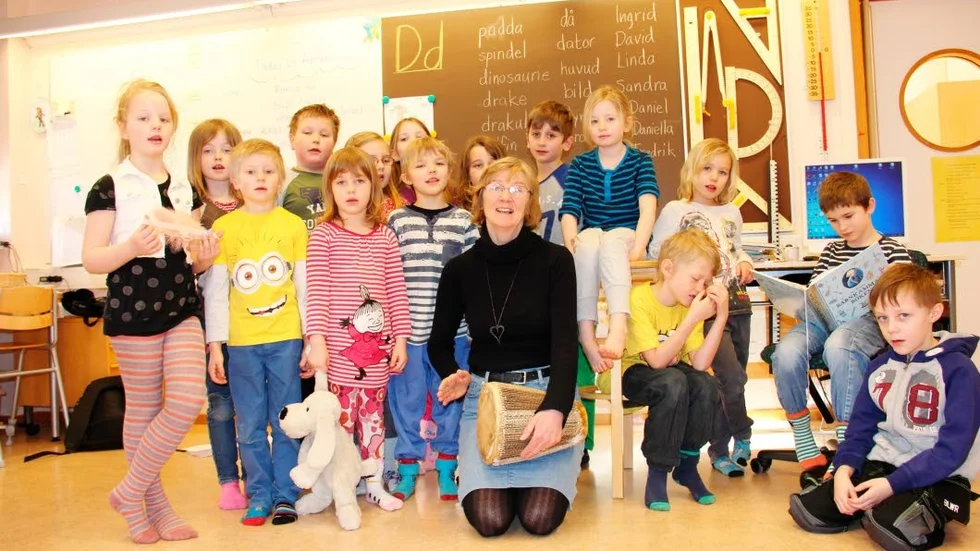 Eleverna i klass F-1 tillsammans med sin lärare Britt-Marie Eriksson. Alla trivs de på skolan, just för att den är liten.