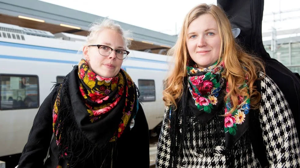 Anna Elm och Tove Bandt välkomnar ett rökförbud