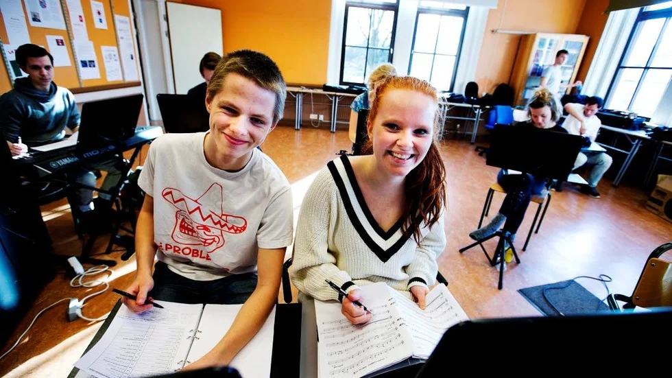 Henning Bollmark och Filippa Prozth spelar klarinett respektive flöjt i musikalens orkester.
