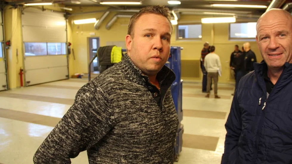Kommunens lokalsamordnare Tobias Holmgren och Roy Andersson, förvaltningschef på Hebyfastigheter, är nöjda med renoveringen av brandstationen.