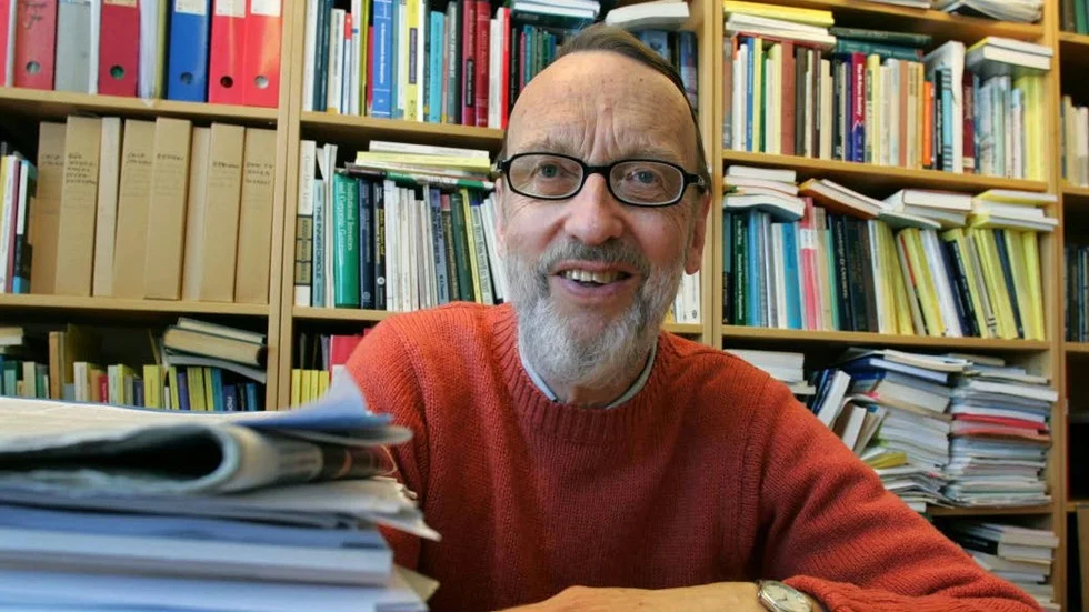 Ingemund Hägg (bilden) skriver tillsammans med Lars Hallén.