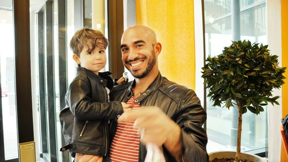 Häni Yones har skaffat pass åt Theodor Yones 2,5 år. "Det blev underbart! Han är väldigt fotogenique."