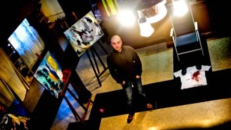 Narek Aghajanyan kommer från Armeninen och är utvisningshotad. Han ställer ut i Mehedeby Missionshus.